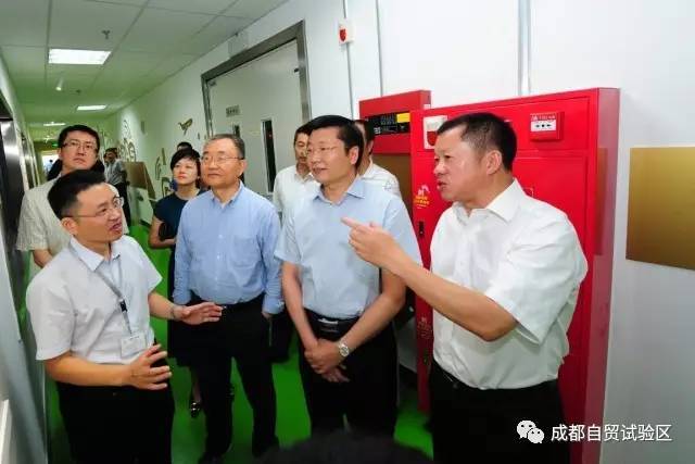 成都市委常委吳凱探索小巷獨特風(fēng)味，城市細微之處的魅力探索
